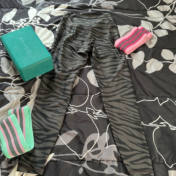 Old navy animal print leggings high waist double pockets powersoft go dry - Picture 4 of 5